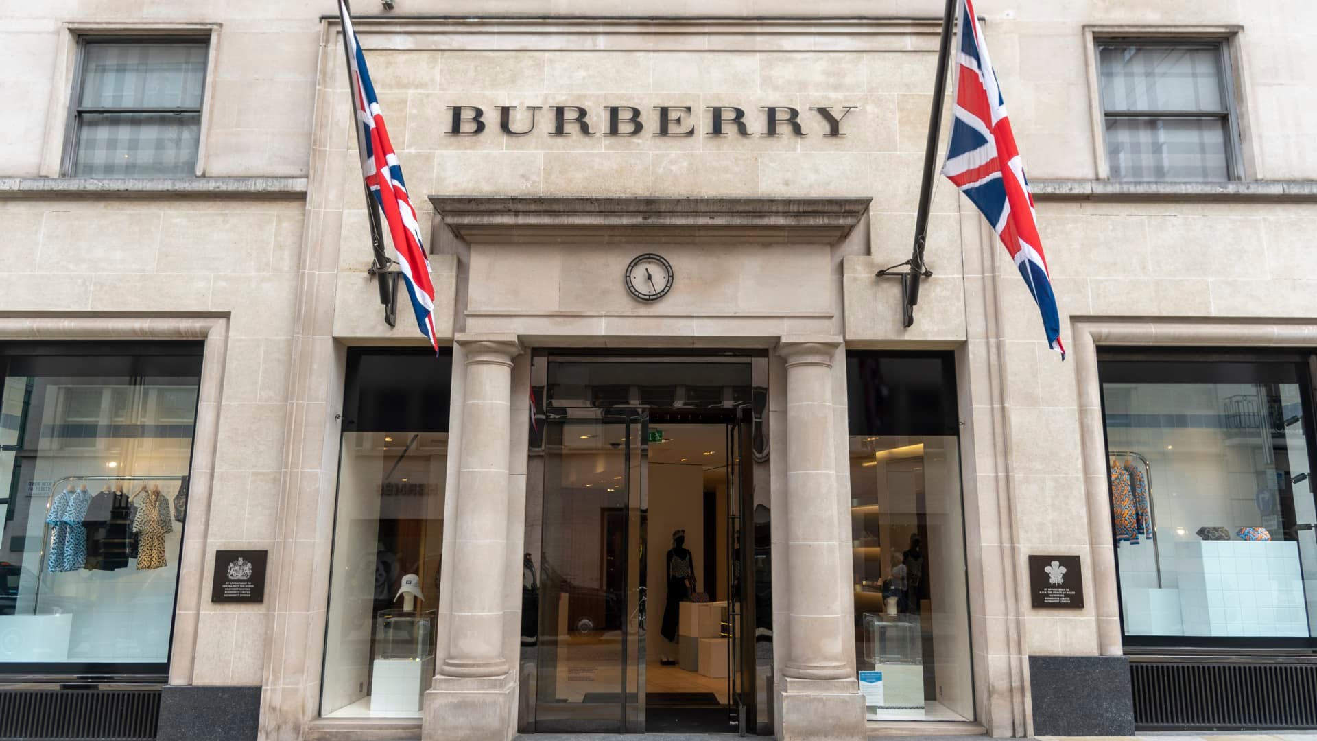 Burberry-ის აქციები დაეცა - კომპანიამ დივიდენდი გააუქმა და სუსტი პროგნოზი გამოაქვეყნა
